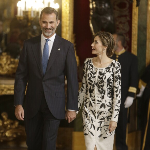 Le roi Felipe VI et la reine Letizia d'Espagne ont reçu quelque 1 200 invités au palais royal à Madrid le 12 octobre 2016 dans le cadre des célébrations de la Fête nationale.