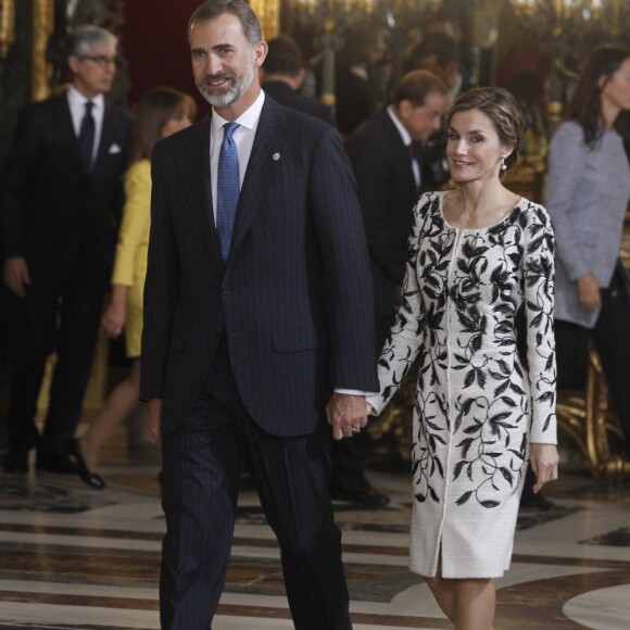 Le roi Felipe VI et la reine Letizia d'Espagne ont reçu quelque 1 200 invités au palais royal à Madrid le 12 octobre 2016 dans le cadre des célébrations de la Fête nationale.