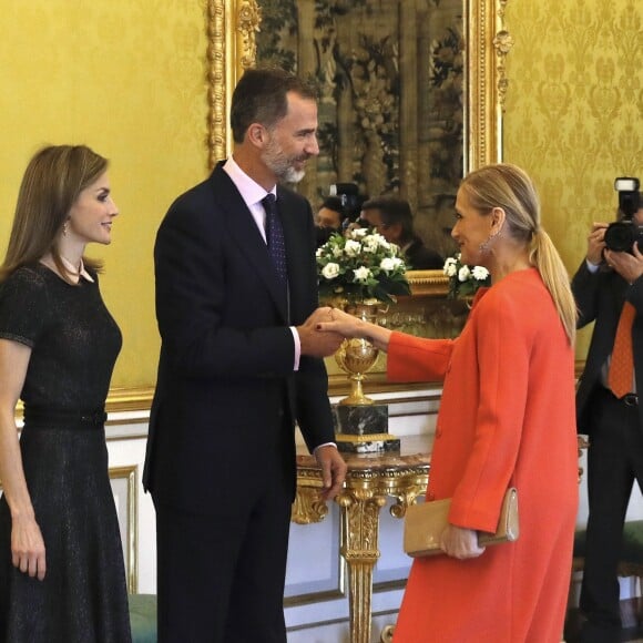Le roi Felipe VI et la reine Letizia d'Espagne lors d'une réunion des directeurs de l'Institut Cervantes le 11 octobre 2016 au palais d'Aranjuez, au sud de Madrid.