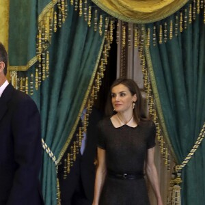 Le roi Felipe VI et la reine Letizia d'Espagne lors d'une réunion des directeurs de l'Institut Cervantes le 11 octobre 2016 au palais d'Aranjuez, au sud de Madrid.