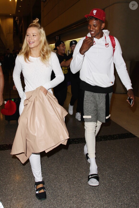 Iggy Azalea prend un vol avec son petit-ami Nick Young (qui porte des chaussettes avec des tongues) à Los Angeles, le 16 août 2015.