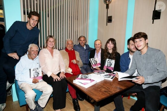 Victor Belmondo, Charles Gérard, Luana Belmondo, Jean-Paul Belmondo, Paul Belmondo, Florence Belmondo, Annabelle Belmondo, Alessandro et Giacomo Belmondo - A l'occasion du lancement de son nouveau livre "Mes recettes bonne humeur" (Editions du Cherche Midi), Luana Belmondo a réuni ses proches et amis épicuriens autour d'un Aperitivo concocté par le Chef Denny Imbroisi (Restaurant IDA) à Paris, le 13 Octobre 2016. © Dominique Jacovides/Bestimage