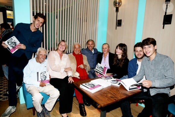 Victor Belmondo, Charles Gérard, Luana Belmondo, Jean-Paul Belmondo, Paul Belmondo, Florence Belmondo, Annabelle Belmondo, Alessandro et Giacomo Belmondo - A l'occasion du lancement de son nouveau livre "Mes recettes bonne humeur" (Editions du Cherche Midi), Luana Belmondo a réuni ses proches et amis épicuriens autour d'un Aperitivo concocté par le Chef Denny Imbroisi (Restaurant IDA) à Paris, le 13 Octobre 2016. © Dominique Jacovides/Bestimage