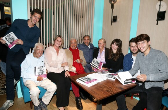 Victor Belmondo, Charles Gérard, Luana Belmondo, Jean-Paul Belmondo, Paul Belmondo, Florence Belmondo, Annabelle Belmondo, Alessandro et Giacomo Belmondo - A l'occasion du lancement de son nouveau livre "Mes recettes bonne humeur" (Editions du Cherche Midi), Luana Belmondo a réuni ses proches et amis épicuriens autour d'un Aperitivo concocté par le Chef Denny Imbroisi (Restaurant IDA) à Paris, le 13 Octobre 2016. © Dominique Jacovides/Bestimage
