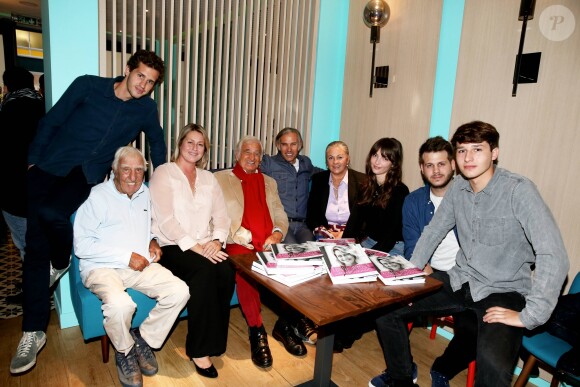 Victor Belmondo, Charles Gérard, Luana Belmondo, Jean-Paul Belmondo, Paul Belmondo, Florence Belmondo, Annabelle Belmondo, Alessandro et Giacomo Belmondo - A l'occasion du lancement de son nouveau livre "Mes recettes bonne humeur" (Editions du Cherche Midi), Luana Belmondo a réuni ses proches et amis épicuriens autour d'un Aperitivo concocté par le Chef Denny Imbroisi (Restaurant IDA) à Paris, le 13 Octobre 2016. © Dominique Jacovides/Bestimage