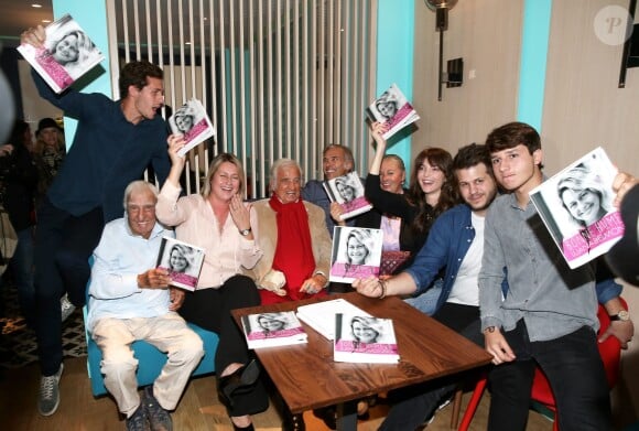 Victor Belmondo, Charles Gérard, Luana Belmondo, Jean-Paul Belmondo, Paul Belmondo, Florence Belmondo, Annabelle Belmondo, Alessandro et Giacomo Belmondo - A l'occasion du lancement de son nouveau livre "Mes recettes bonne humeur" (Editions du Cherche Midi), Luana Belmondo a réuni ses proches et amis épicuriens autour d'un Aperitivo concocté par le Chef Denny Imbroisi (Restaurant IDA) à Paris, le 13 Octobre 2016. © Dominique Jacovides/Bestimage