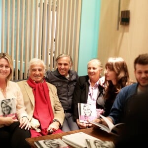 Victor Belmondo, Charles Gérard, Luana Belmondo, Jean-Paul Belmondo, Paul Belmondo, Florence Belmondo, Annabelle Belmondo, Alessandro Belmondo, Giacomo Belmondo - A l'occasion du lancement de son nouveau livre "Mes recettes bonne humeur" (Editions du Cherche Midi), Luana Belmondo a réuni ses proches et amis épicuriens autour d'un Aperitivo concocté par le Chef Denny Imbroisi (Restaurant IDA) à Paris, le 13 Octobre 2016. © Dominique Jacovides/Bestimage