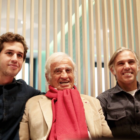 Jean-Paul Belmondo entouré de son petit-fils Victor et de son fils Paul - A l'occasion du lancement de son nouveau livre "Mes recettes bonne humeur" (Editions du Cherche Midi), Luana Belmondo a réuni ses proches et amis épicuriens autour d'un Aperitivo concocté par le Chef Denny Imbroisi (Restaurant IDA) à Paris, le 13 Octobre 2016. © Dominique Jacovides/Bestimage