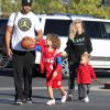 Exclusif - Kendra Wilkinson et son mari Hank Baskett emmènent leur fils Hank jouer au Basket, leur fille Alijah est également présente à Calabasa le 6 Février 2016. © CPA/BESTIMAGE