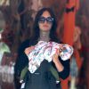 Megan Fox portant son nouveau-né, Journey, lors d'une journée shopping avec Brian Austin Green et leurs deux autres fils, Noah et Bodhi, à Los Angeles, le 15 octobre 2016