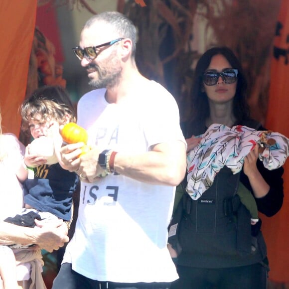 Megan Fox portant son nouveau-né, Journey, lors d'une journée shopping avec Brian Austin Green et leurs deux autres fils, Noah et Bodhi, à Los Angeles, le 15 octobre 2016