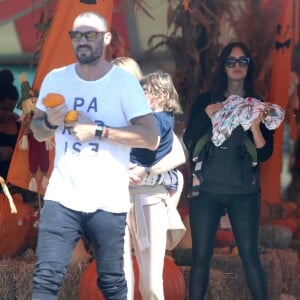 Megan Fox portant son nouveau-né, Journey, lors d'une journée shopping avec Brian Austin Green et leurs deux autres fils, Noah et Bodhi, à Los Angeles, le 15 octobre 2016