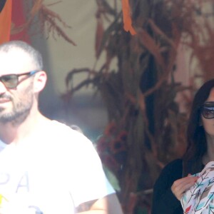 Megan Fox portant son nouveau-né, Journey, lors d'une journée shopping avec Brian Austin Green et leurs deux autres fils, Noah et Bodhi, à Los Angeles, le 15 octobre 2016