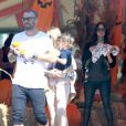 Megan Fox portant son nouveau-né, Journey, lors d'une journée shopping avec Brian Austin Green et leurs deux autres fils, Noah et Bodhi, à Los Angeles, le 15 octobre 2016