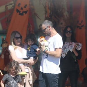 Megan Fox portant son nouveau-né, Journey, lors d'une journée shopping avec Brian Austin Green et leurs deux autres fils, Noah et Bodhi, à Los Angeles, le 15 octobre 2016