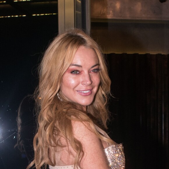 Lindsay Lohan pose devant l'entrée de son nouveau nightclub à Athènes en Grèce, le 15 octobre 2016 © Aristidis Vafeiadakis via Zuma/Bestimage