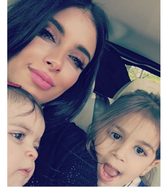 Daniella avec ses filles Capri et Lia, photo Instagram 2016. Cesc Fabregas et Daniella Semaan ont annoncé le 16 octobre 2016 attendre leur troisième enfant ensemble. Un petit frère pour Lia (3 ans) et Capri (1 an) !