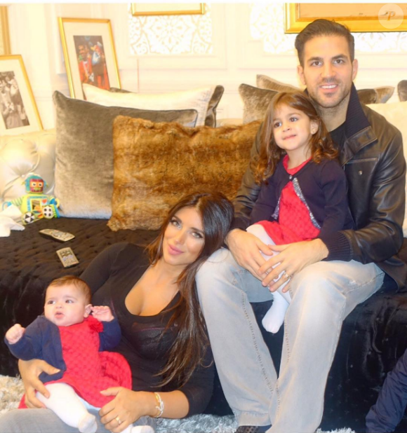 Cesc Fabregas et Daniella Semaan (photo Instagram, lors des fêtes de fin d'année 2015) ont annoncé le 16 octobre 2016 attendre leur troisième enfant ensemble. Un petit frère pour Lia (3 ans) et Capri (1 an) !
