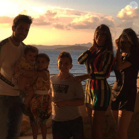 Cesc Fabregas et Daniella Semaan (photo Instagram, en famille, été 2016) ont annoncé le 16 octobre 2016 attendre leur troisième enfant ensemble. Un petit frère pour Lia (3 ans) et Capri (1 an) !