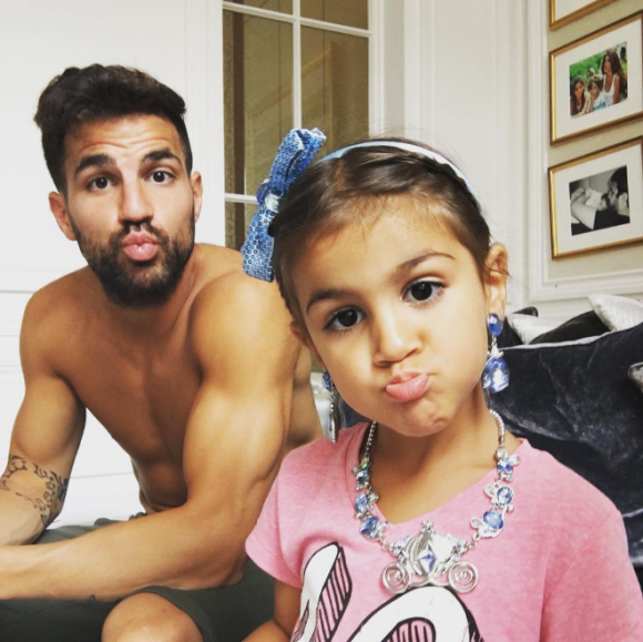 Cesc Fabregas et sa fille Lia (photo Instagram). Cesc Fabregas et Daniella Semaan ont annoncé le 16 octobre 2016 attendre leur troisième enfant ensemble. Un petit frère pour Lia (3 ans) et Capri (1 an) !