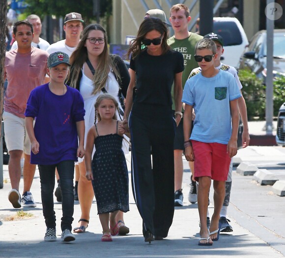 Victoria Beckham est allée déjeuner avec ses enfants Harper, Romeo, Cruz et Brooklyn au restaurant The Golden State à Los Angeles, le 21 août 2016.