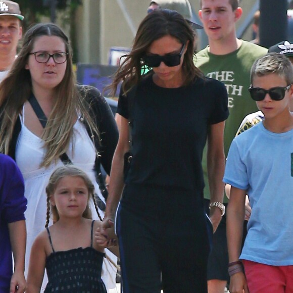 Victoria Beckham est allée déjeuner avec ses enfants Harper, Romeo, Cruz et Brooklyn au restaurant The Golden State à Los Angeles, le 21 août 2016.