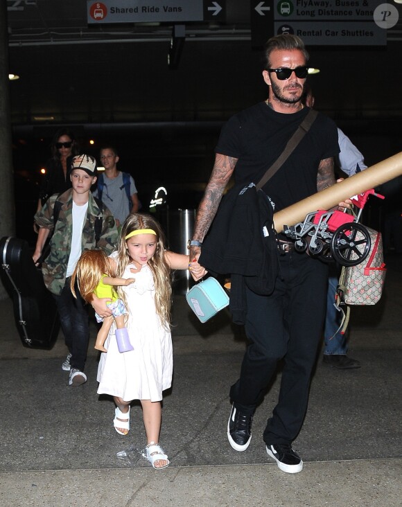 La famille Beckham arrive à l'aéroport de LAX à Los Angeles le 29 août 2016.