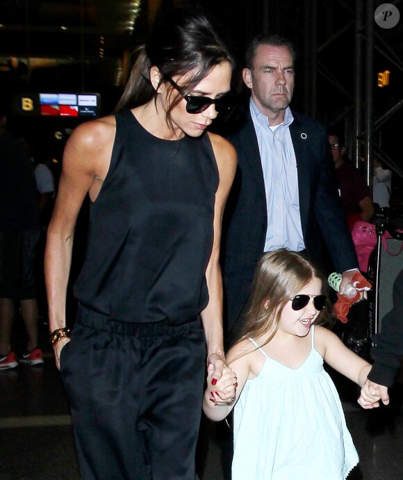 Victoria Beckham et sa fille Harper à l'aéroport de Los Angeles le 17 avril 2016.