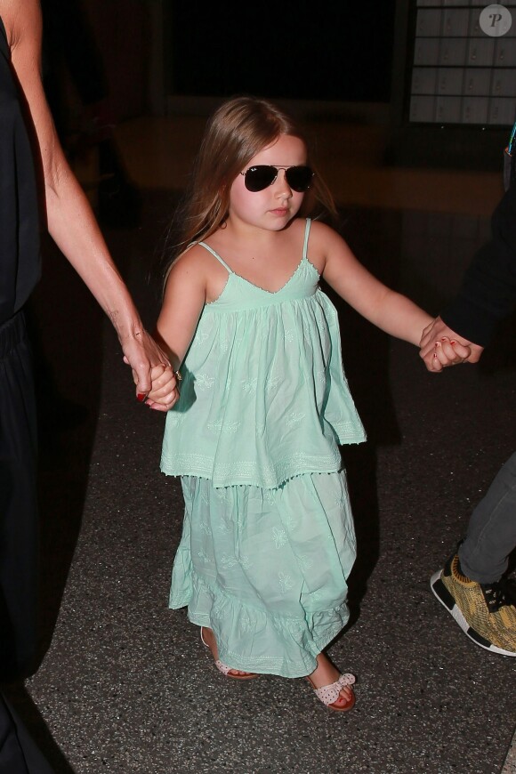 Victoria Beckham et sa fille Harper à l'aéroport de Los Angeles le 17 avril 2016.