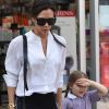 Victoria Beckham fait du shopping avec sa fille Harper Beckham dans le quartier de Notting Hill à Londres le 13 mai 2016.