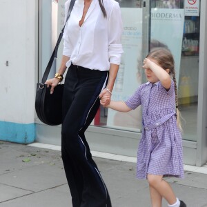 Victoria Beckham fait du shopping avec sa fille Harper Beckham dans le quartier de Notting Hill à Londres le 13 mai 2016.