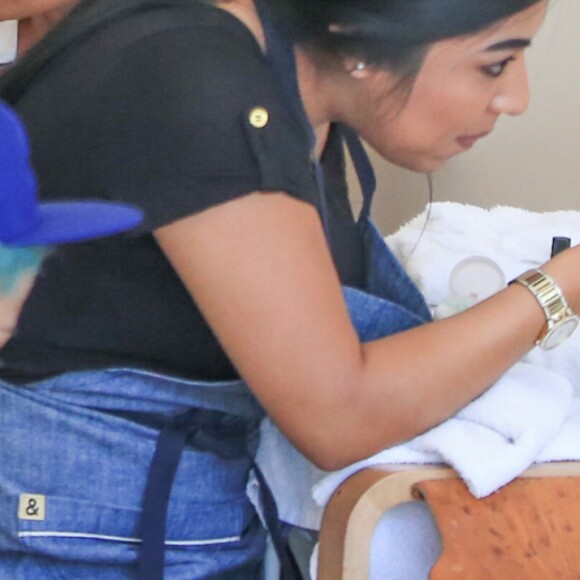 Victoria Beckham et sa fille Harper se détendent dans un salon d'esthétique à Beverly Hills le 5 avril 2016.