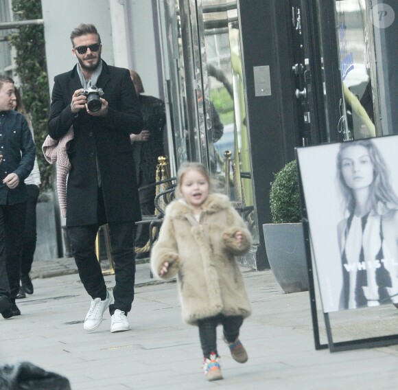 David Beckham et sa fille Harper se promènent dans les rues de Londres le 4 février 2015.