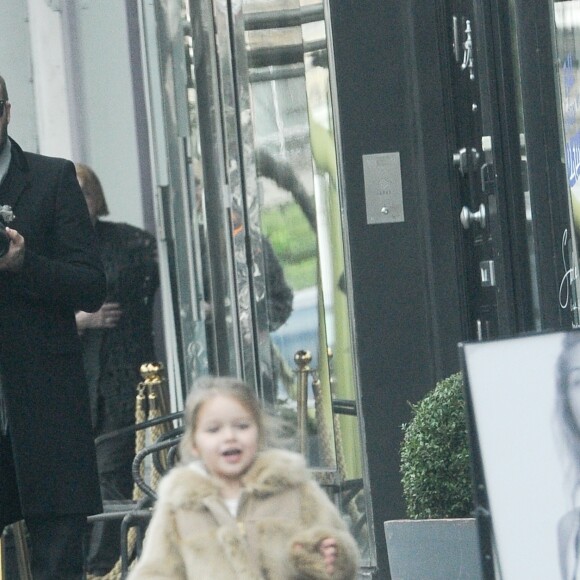 David Beckham et sa fille Harper se promènent dans les rues de Londres le 4 février 2015.