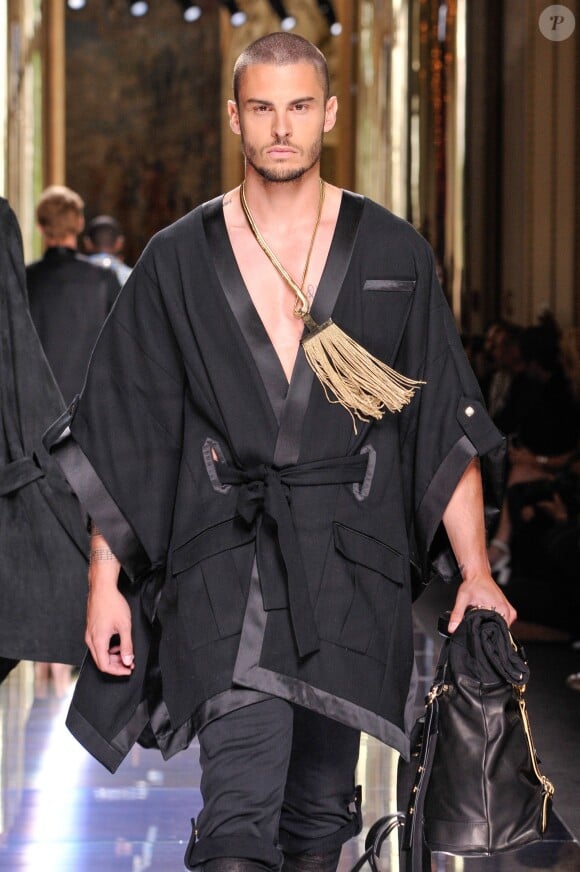 Baptiste Giabiconi participe au défilé Balmain Homme Prêt-à-Porter Homme collection Printemps-Eté 2017 à l'hôtel Potocki à Paris, le 25 juin 2016.