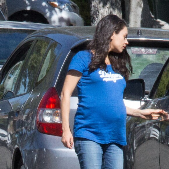 Mila Kunis très enceinte se balade dans les rues de Los Angeles, le 19 octobre 2016.