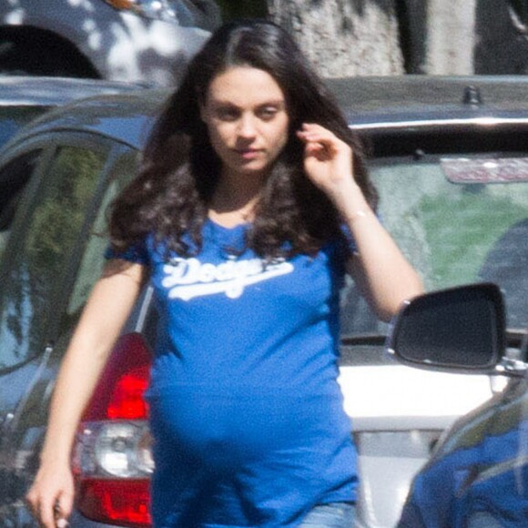 Mila Kunis très enceinte se balade dans les rues de Los Angeles, le 19 octobre 2016.
