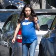Mila Kunis très enceinte se balade dans les rues de Los Angeles, le 19 octobre 2016.