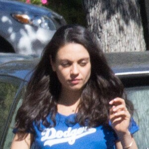 Mila Kunis très enceinte se balade dans les rues de Los Angeles, le 19 octobre 2016.