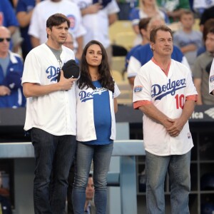 Ashton Kutcher et Mila Kunis assistent au match de baseball opposant les Dodgers de Los Angeles au Chicago Cubs, le 19 octobre 2016 à Los Angeles.