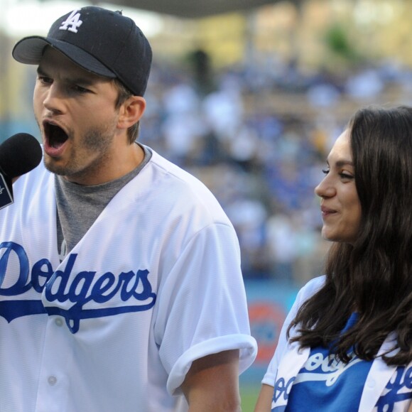 Ashton Kutcher et Mila Kunisassistent au match de baseball opposant les Dodgers de Los Angeles au Chicago Cubs, le 19 octobre 2016 à Los Angeles.