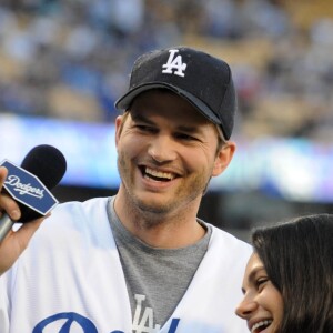 Ashton Kutcher et Mila Kunis assistent au match de baseball opposant les Dodgers de Los Angeles au Chicago Cubs, le 19 octobre 2016 à Los Angeles.