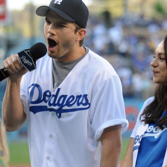 Ashton Kutcher et Mila Kunis assistent au match de baseball opposant les Dodgers de Los Angeles au Chicago Cubs, le 19 octobre 2016 à Los Angeles.