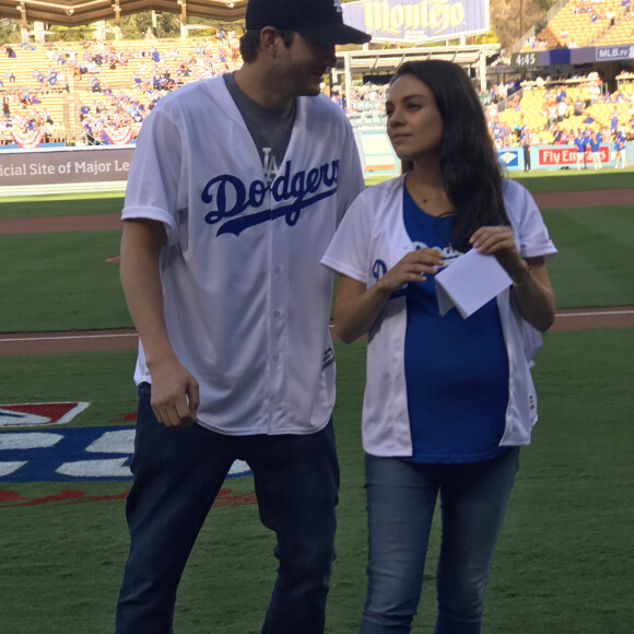 Ashton Kutcher et Mila Kunis assistent au match de baseball opposant les Dodgers de Los Angeles au Chicago Cubs, le 19 octobre 2016 à Los Angeles.