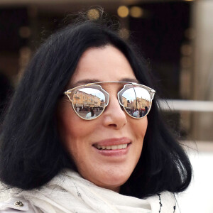 La Chanteuse Cher mange une glace sur le port de Saint tropez avec des amies, le Juin 19, 2016. © Crystal/Bestimage