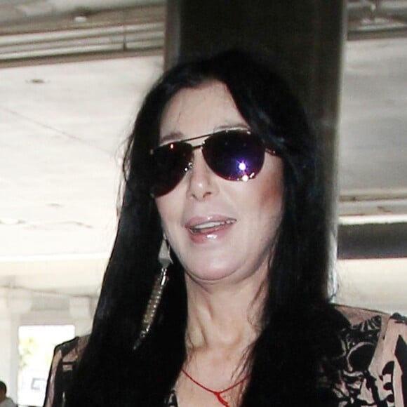 La chanteuse Cher arrive à l'aéroport de Los Angeles pour prendre un vol, le 23 juin 2015.