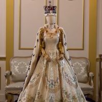 The Crown sur Netflix : Le défi extraordinaire des costumes d'Elisabeth II...