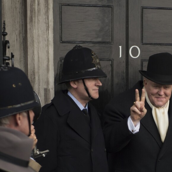Criant de réalisme, John Lithgow est Winston Churchill dans The Crown une série originale Netflix