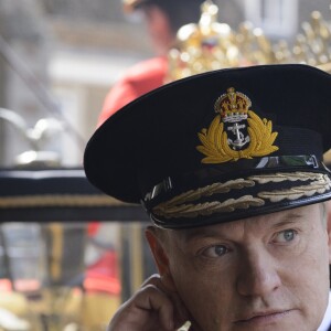 George VI en tenue militaire dans The Crown, une série originale Netflix.