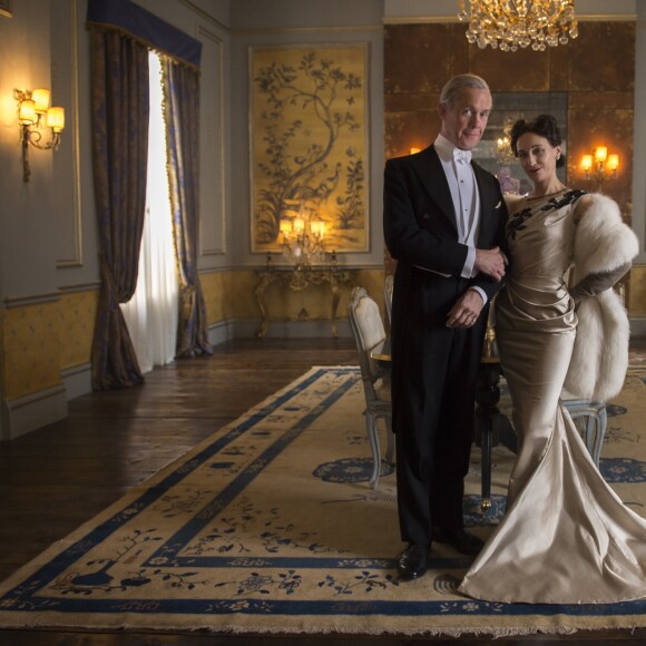 Tenue de bal pour Edouard VIII et sa femme dans The Crown, une série originale Netflix.
